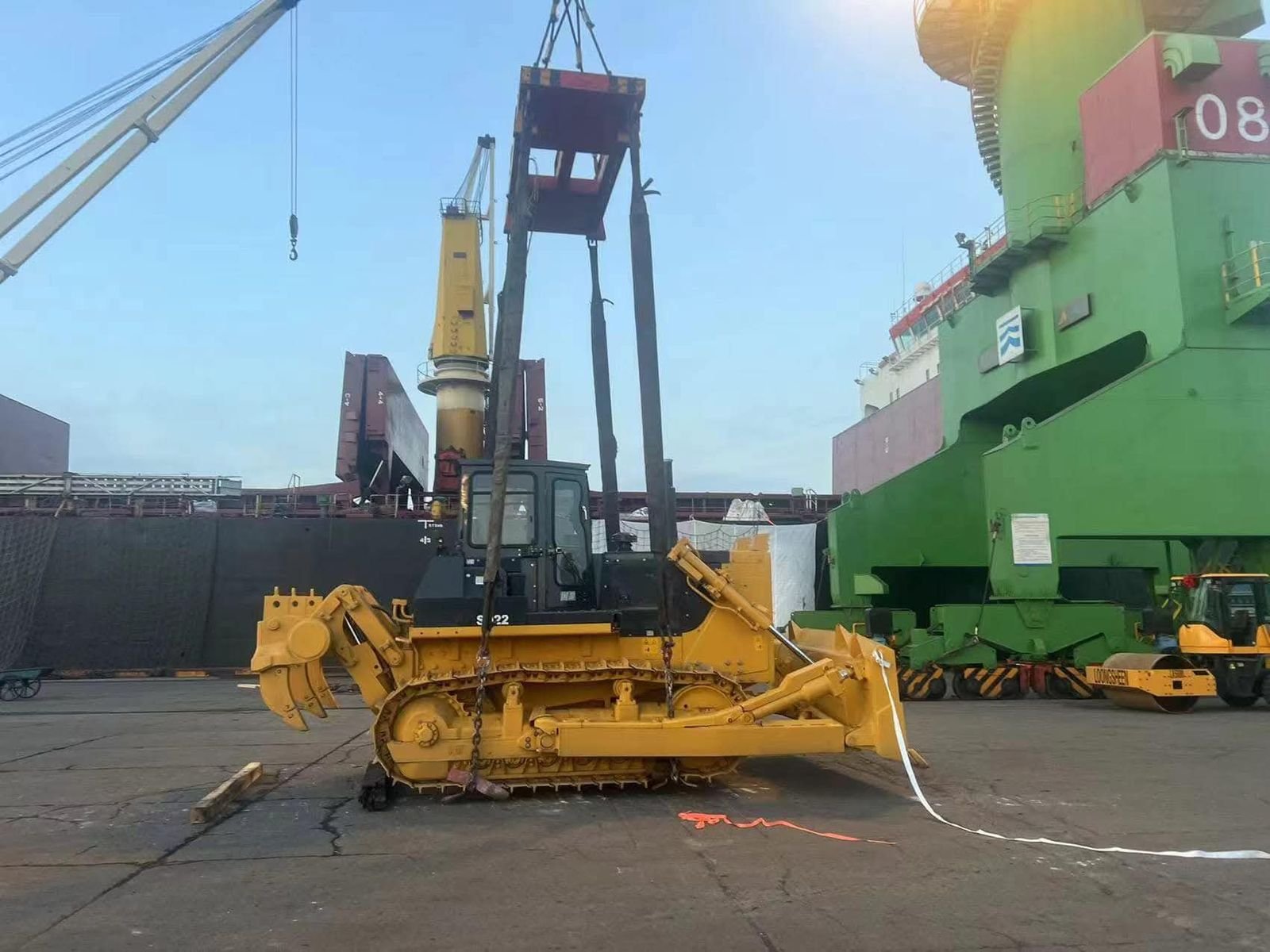 Levage d'un bulldozer Shantui au port