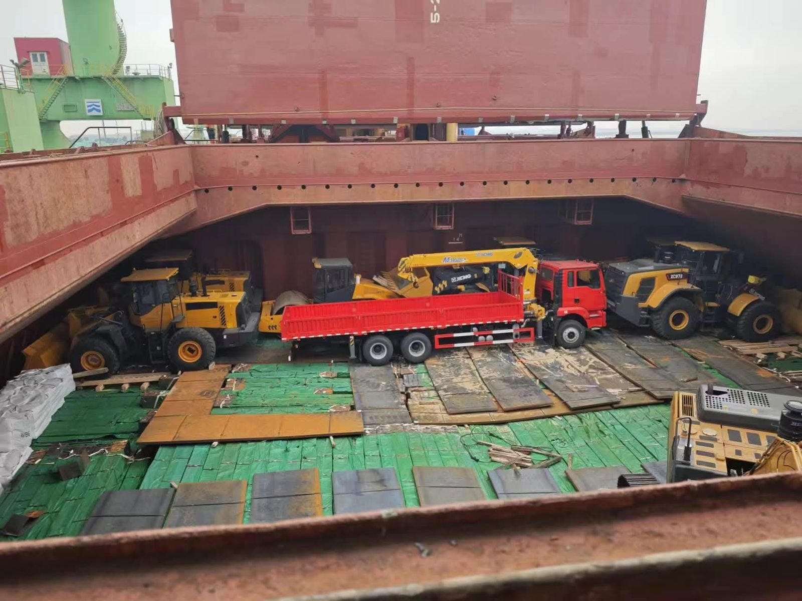 Engins et camion-grue arrimés dans la cale
