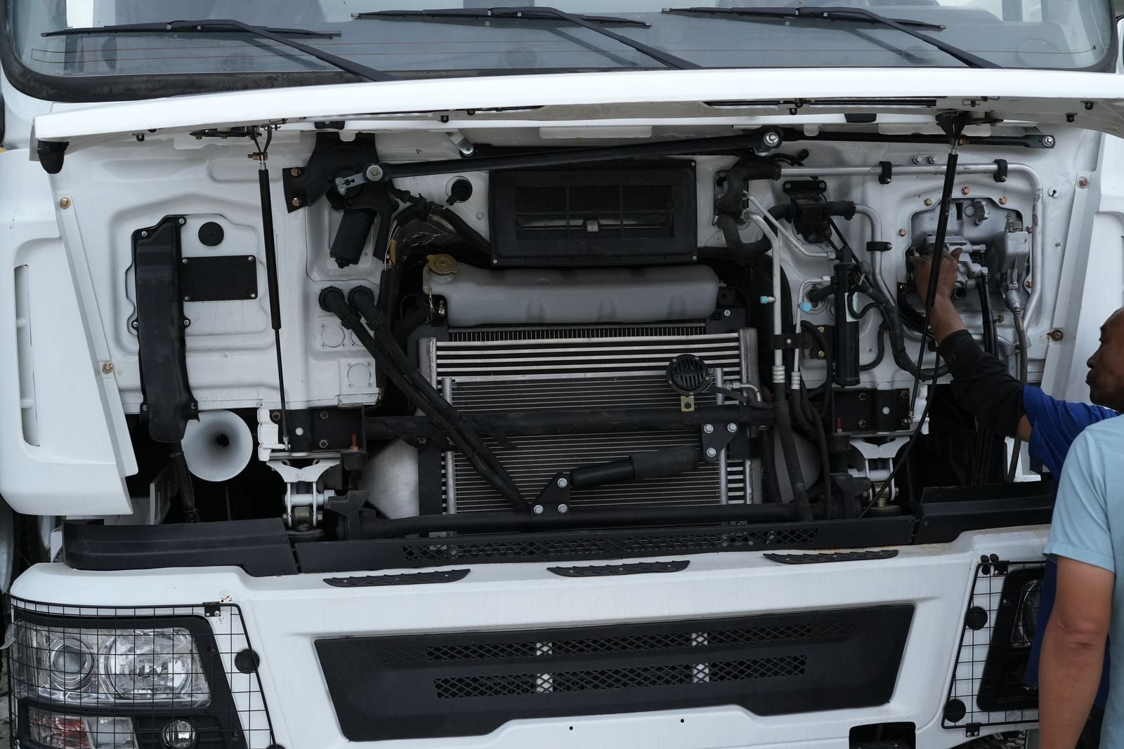 Inspection du moteur d'un camion