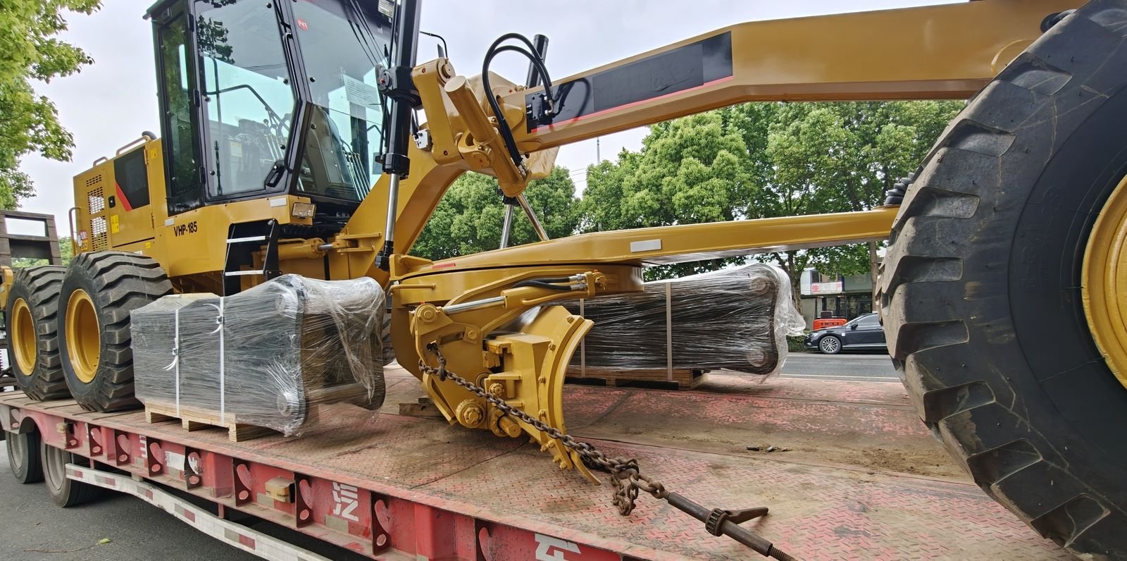 Niveleuse arrimée sur porte-char