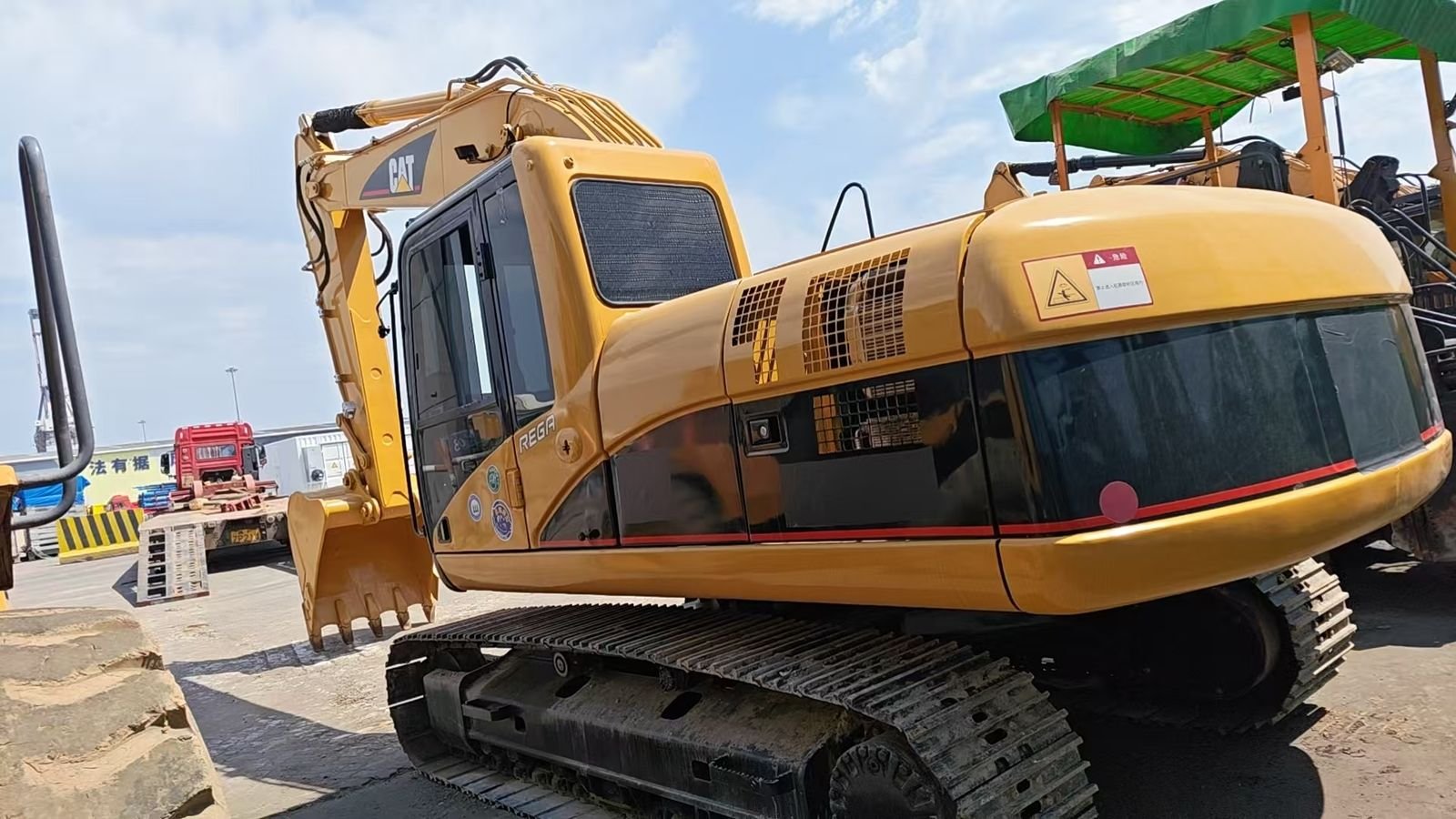 Pelle Caterpillar au parc portuaire