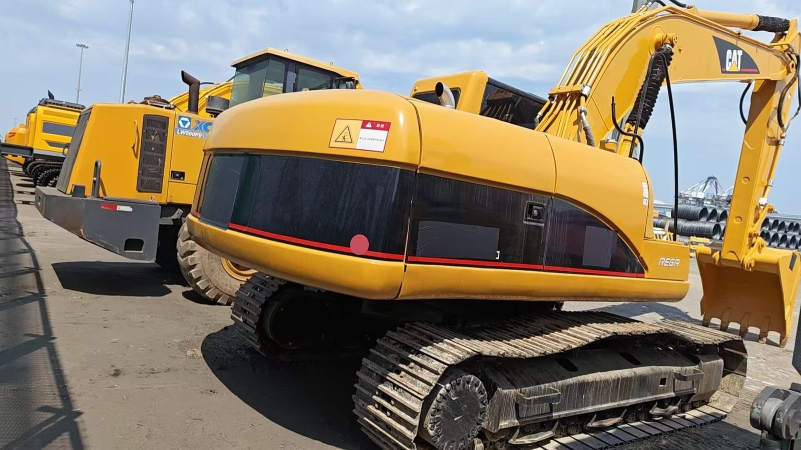 Pelle Caterpillar et chargeuses XCMG au port
