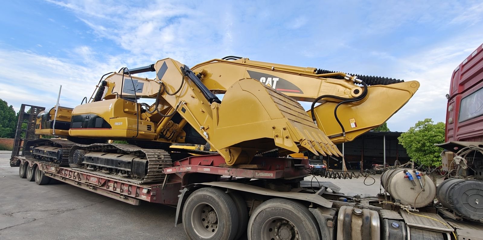 Pelle Caterpillar chargée sur porte-char