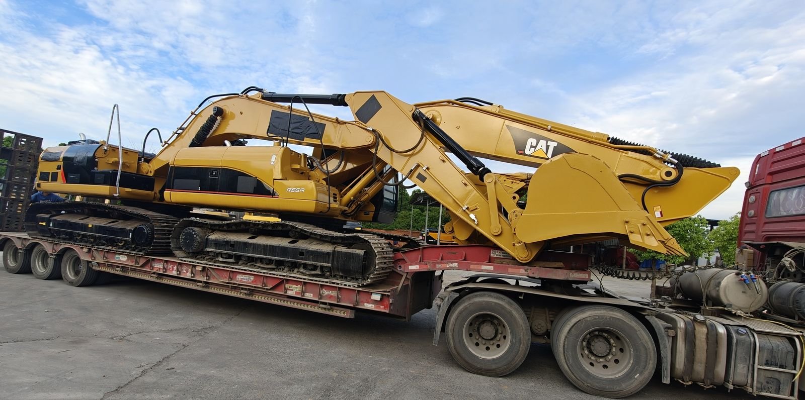 Pelle Caterpillar en route vers le port