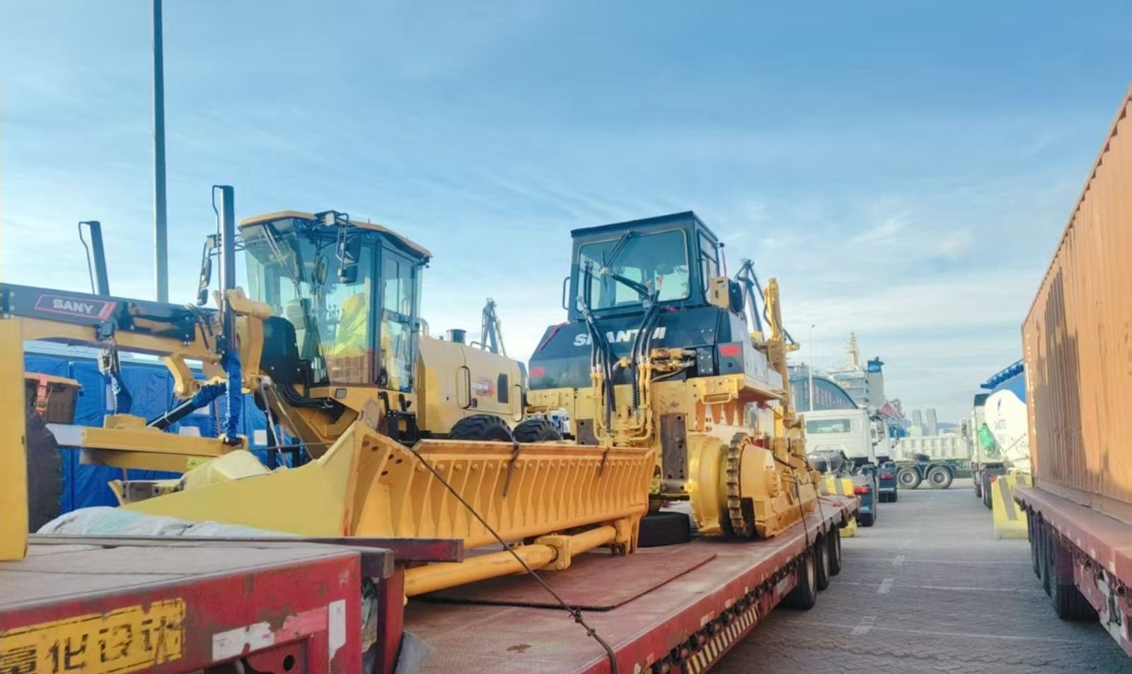 Niveleuse SANY et bulldozer Shantui au port (Shandong)