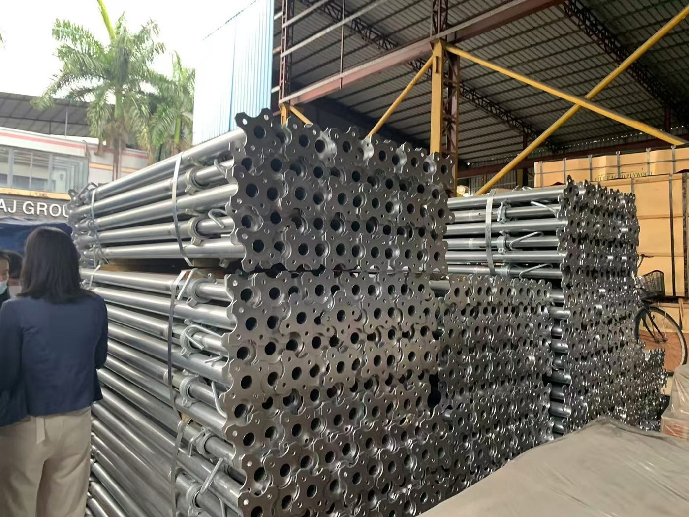 Étais métalliques galvanisés en stock chez un fournisseur
