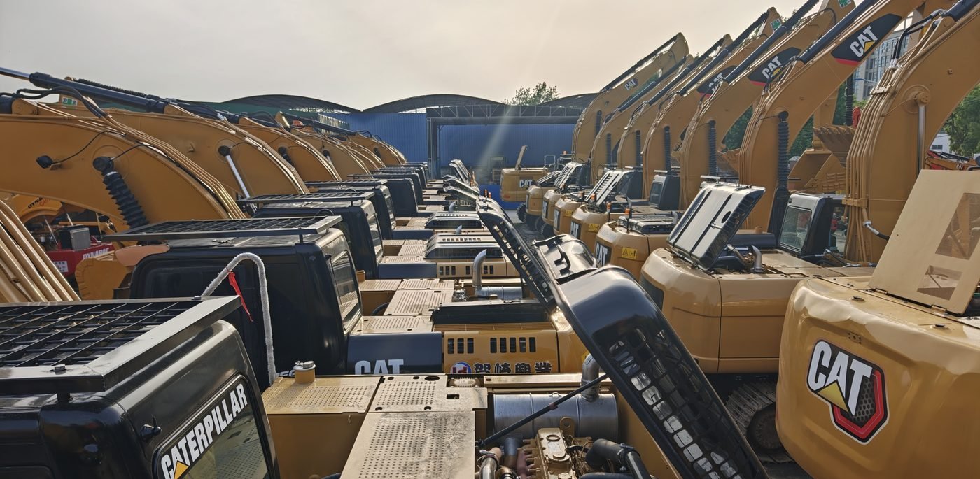 Rangées de pelles hydrauliques Caterpillar sur un parc en Chine